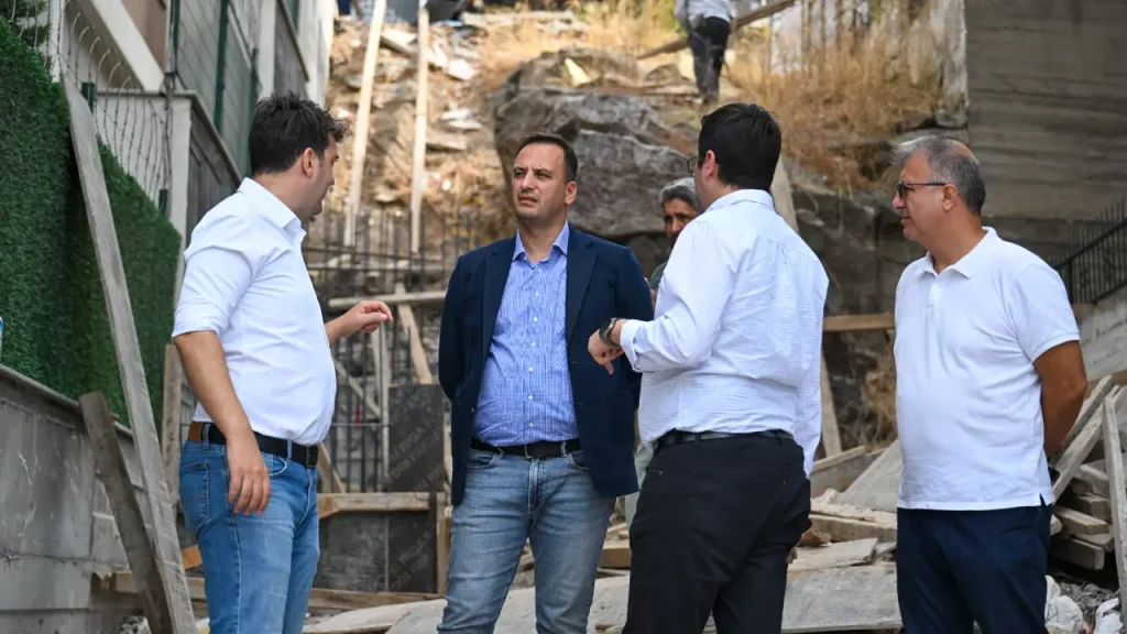 Bornova’da çifte merdiven hamlesi: Atatürk Mahallesi’nde kronikleşen sorunlar çözülüyor