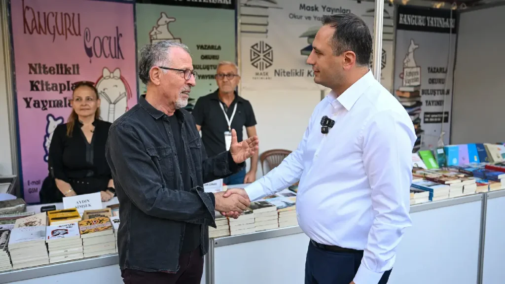 Bornova’da edebiyat rüzgarı: 7. Homeros Kitap Günleri kapılarını coşkuyla açtı 2 Bornova’da edebiyat rüzgarı: 7. Homeros Kitap Günleri kapılarını coşkuyla açtı