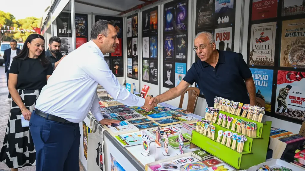 Bornova’da edebiyat rüzgarı: 7. Homeros Kitap Günleri kapılarını coşkuyla açtı 3 Bornova’da edebiyat rüzgarı: 7. Homeros Kitap Günleri kapılarını coşkuyla açtı
