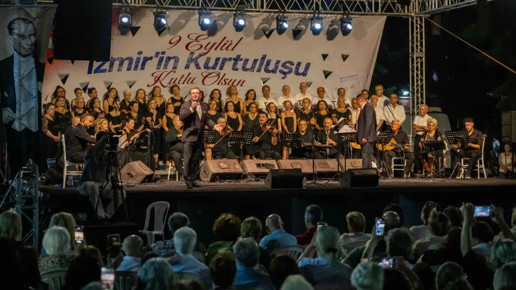 Bornova'da binlerce insan tek yürek oldu! İzmir Marşı ile Büyükpark sallandı... 1 Bornova'da binlerce insan tek yürek oldu! İzmir Marşı ile Büyükpark sallandı...