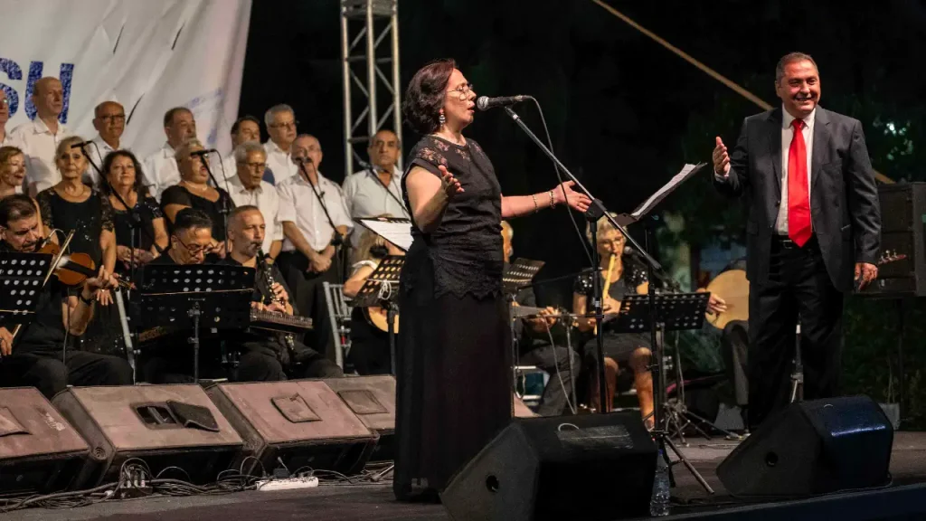 Bornova'da binlerce insan tek yürek oldu! İzmir Marşı ile Büyükpark sallandı... 2 Bornova'da binlerce insan tek yürek oldu! İzmir Marşı ile Büyükpark sallandı...