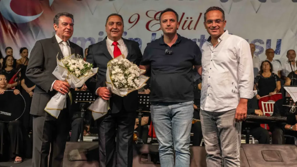Bornova'da binlerce insan tek yürek oldu! İzmir Marşı ile Büyükpark sallandı... 3 Bornova'da binlerce insan tek yürek oldu! İzmir Marşı ile Büyükpark sallandı...
