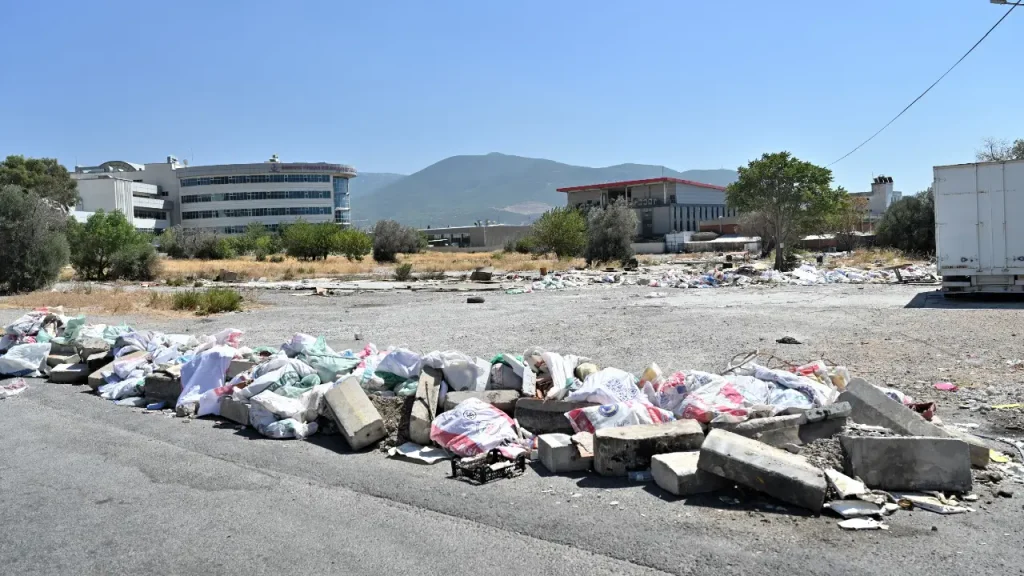 Bornova’da kaçak molozla topyekün mücadele: Başkan Eşki’den ‘El ele verelim’ çağrısı