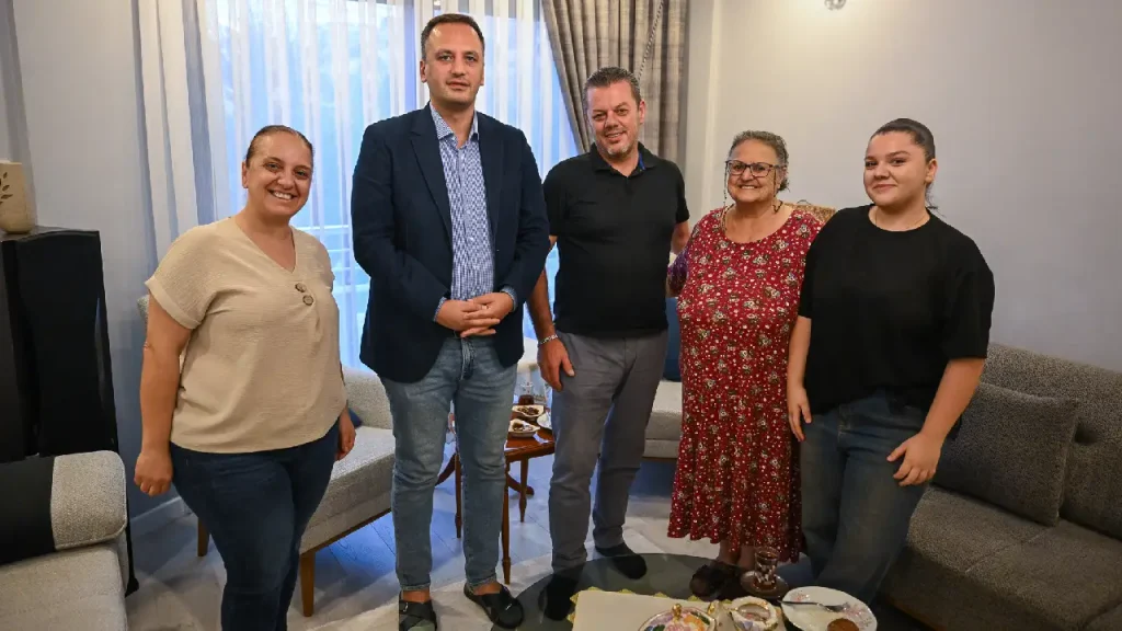 Başkan Eşki’den vefa ziyareti: "Her şartta Bornovalıların yanındayız" 2 Başkan Eşki’den vefa ziyareti: "Her şartta Bornovalıların yanındayız"