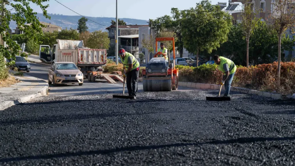 Bornova Belediyesi’nden yıldırım müdahale: Tehlike arz eden yol geçici olarak güvenceye alındı