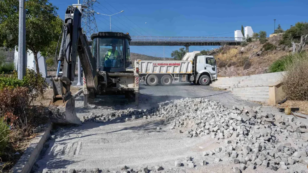 Bornova Belediyesi’nden yıldırım müdahale: Tehlike arz eden yol geçici olarak güvenceye alındı