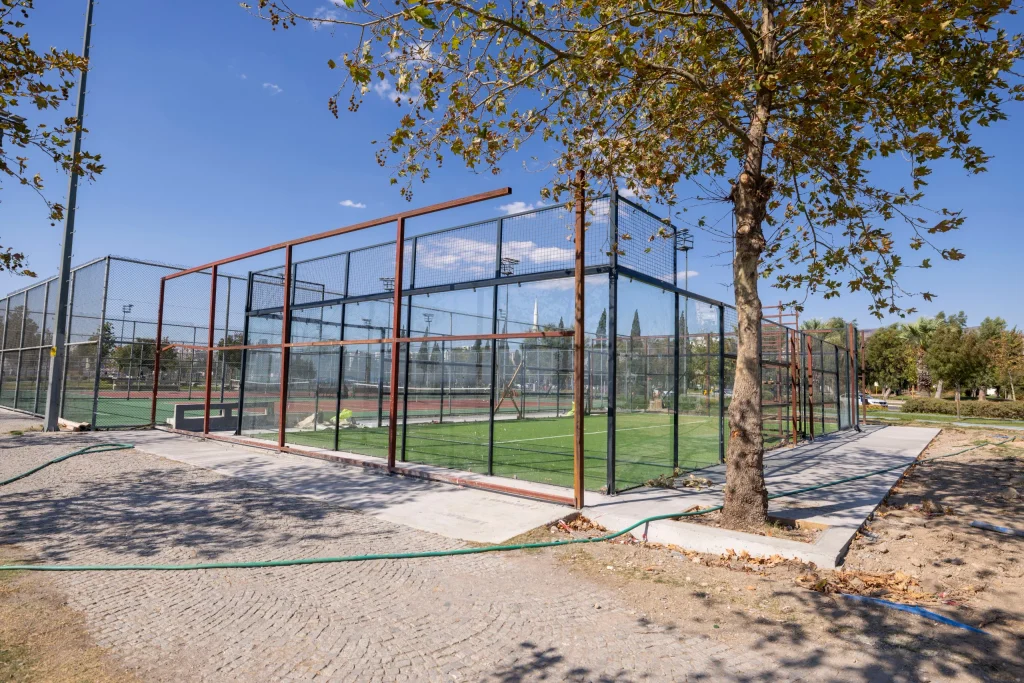 Bostanlı’da padel sporu dönemi başlıyor! Ekim ayında kapılarını açıyor!
