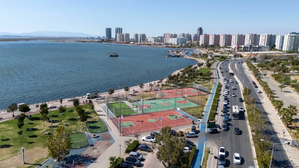 Bostanlı’da padel sporu dönemi başlıyor! Ekim ayında kapılarını açıyor!