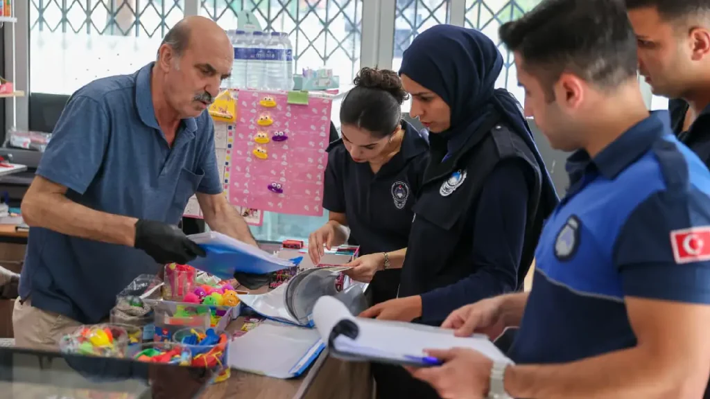 Buca'da okul kantinlerine sıkı denetim! Zabıta tek tek inceledi: ‘Her çocuk bizim evladımız!'