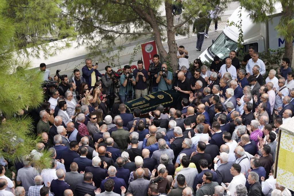 Burhan Özfatura İzmir'de son yolculuğuna uğurlandı