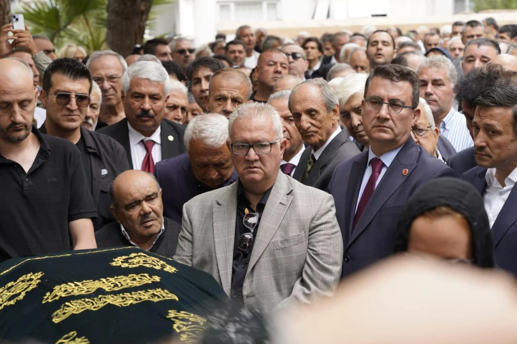 Burhan Özfatura İzmir'de son yolculuğuna uğurlandı
