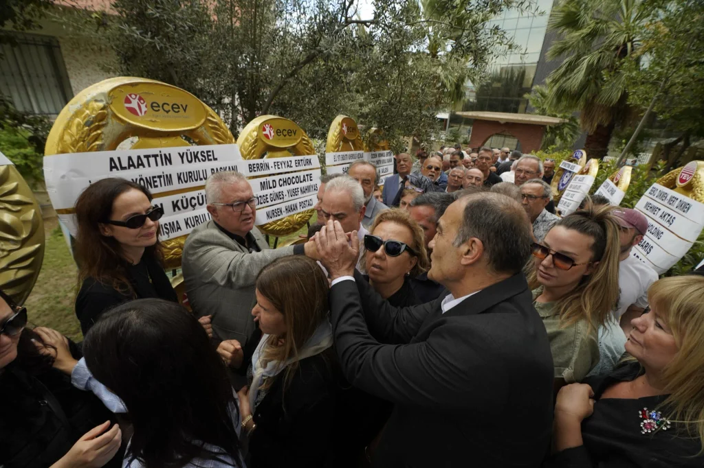 Burhan Özfatura İzmir'de son yolculuğuna uğurlandı