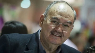 Girdiği iki ayrı seçimde iki farklı partiden İzmir Büyükşehir Belediye