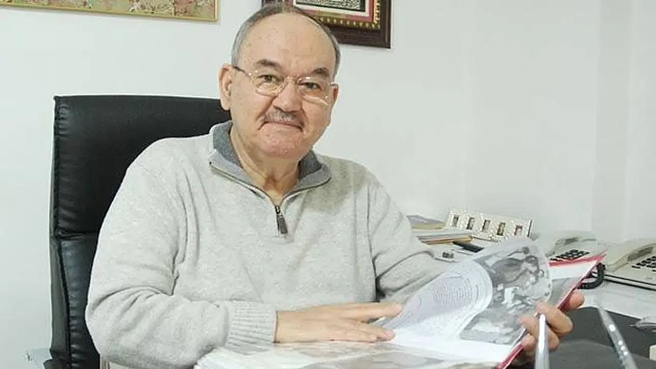 İzmir’in eski büyükşehir belediye başkanlarından Dr. Burhan Özfatura, 83 yaşında