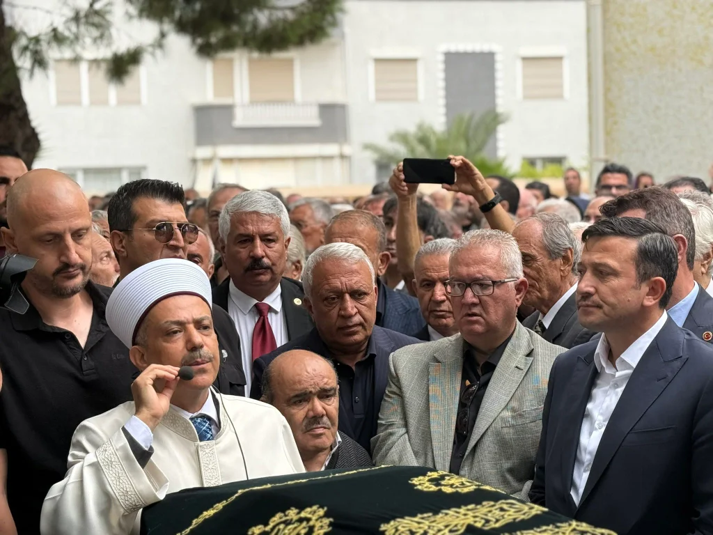 Burhan Özfatura İzmir'de son yolculuğuna uğurlandı