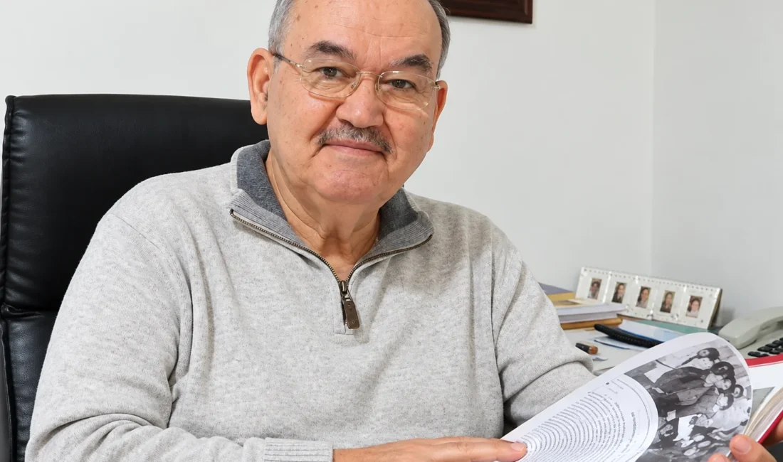 İzmir Büyükşehir Belediyesi eski Başkanı Burhan Özfatura, dün akşam evinde