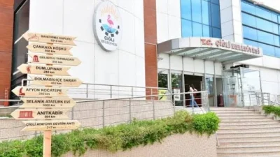 Çiğli Belediyesi'ne ait Akvaryum Cafe'ye gece yarısı motosikletli iki kişi