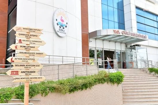 Çiğli Belediyesi'ne ait Akvaryum Cafe'ye gece yarısı motosikletli iki kişi