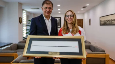 İzmir Büyükşehir Belediyesi Spor Kulübü’nün 17 yaşındaki milli okçusu Dünya