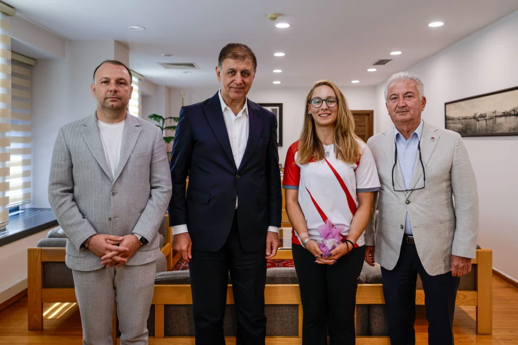Başkan Tugay, şampiyon okçu Dünya Yenihayat’ı ağırladı: Zafer getiren oku hediye etti!