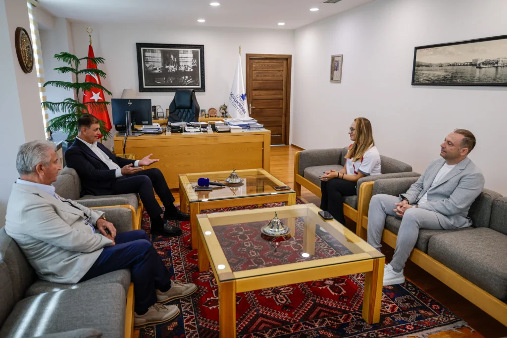 Başkan Tugay, şampiyon okçu Dünya Yenihayat’ı ağırladı: Zafer getiren oku hediye etti!