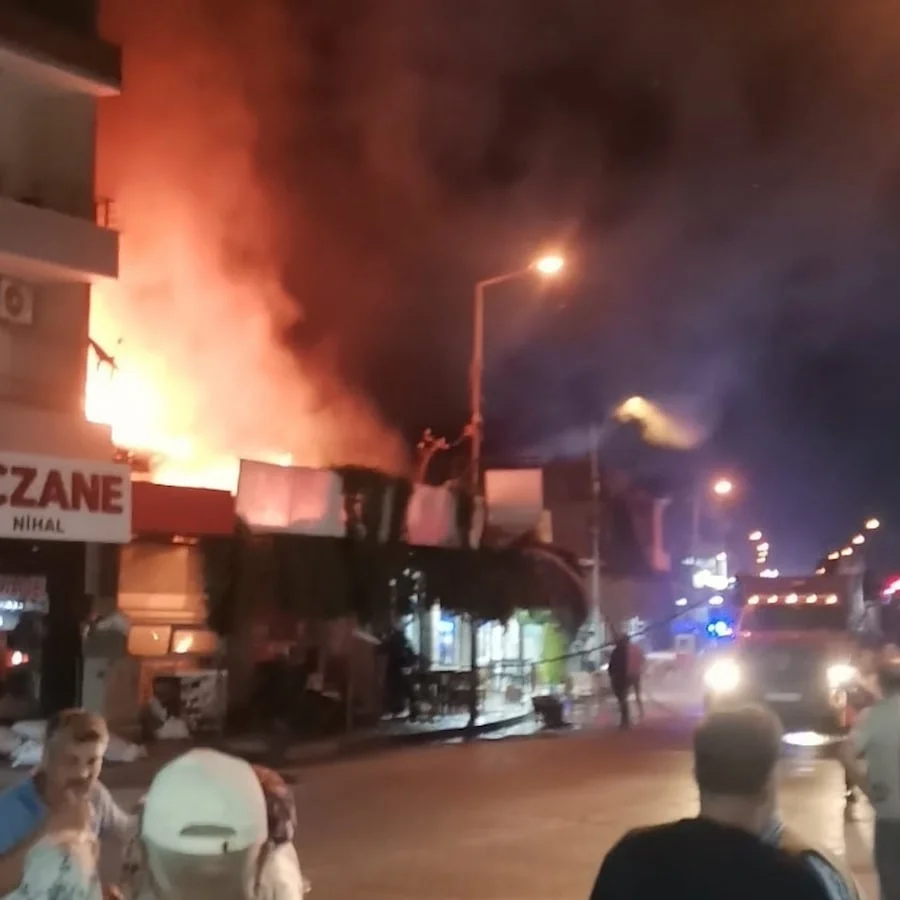 İzmir'de ekmek fırınındaki yangın kontrol altına alındı 1 İzmir'de ekmek fırınındaki yangın kontrol altına alındı