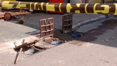 İzmir'in Alsancak semtinde 12 Temmuz 2024'te yaşanan sağanak sırasında sokak