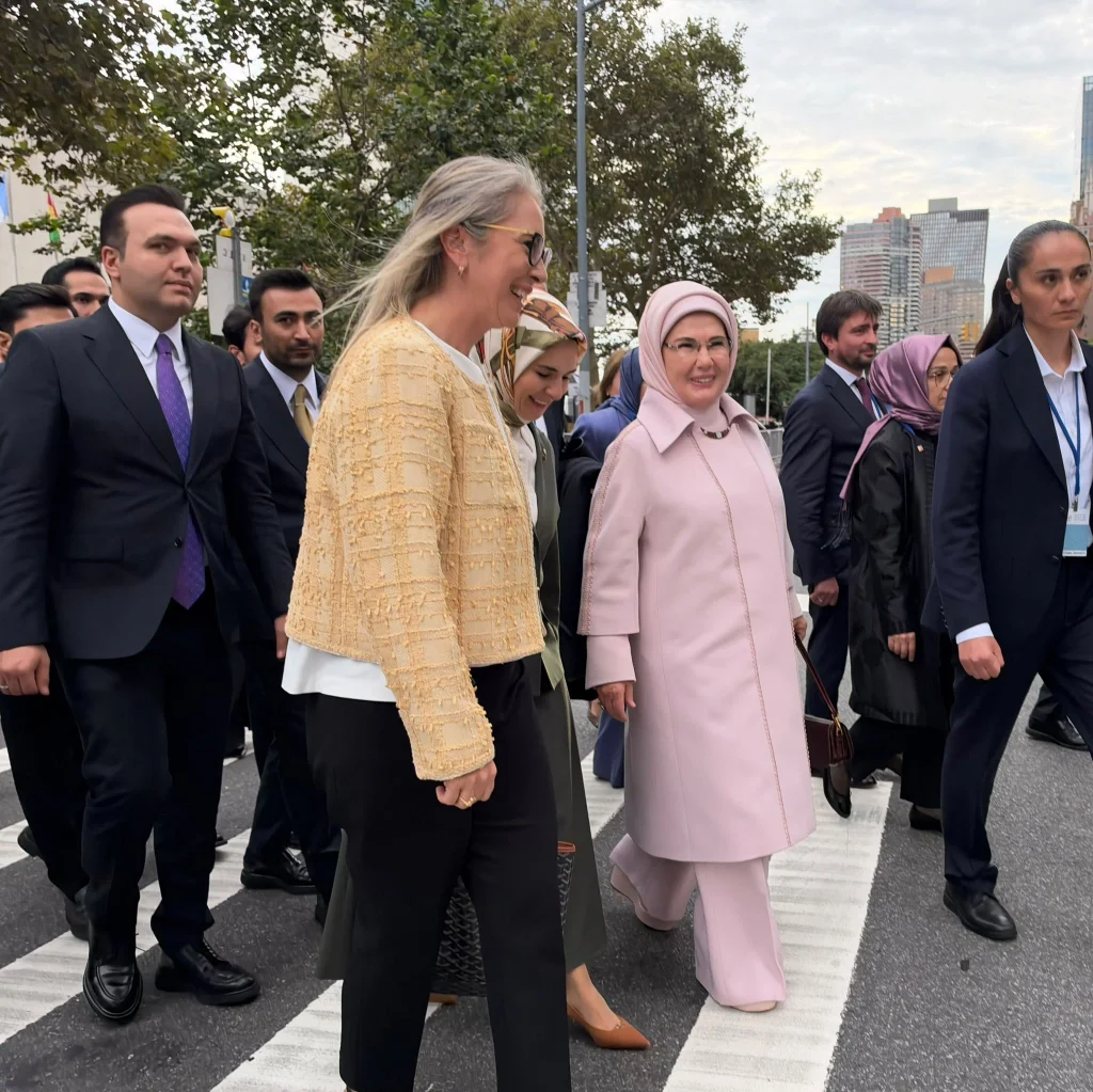 Emine Erdoğan: "Çocukların zihinlerine göz konuldu"