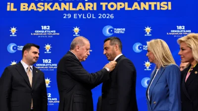 Cumhurbaşkanı ve AK Parti Genel Başkanı Recep Tayyip Erdoğan’ın elinden
