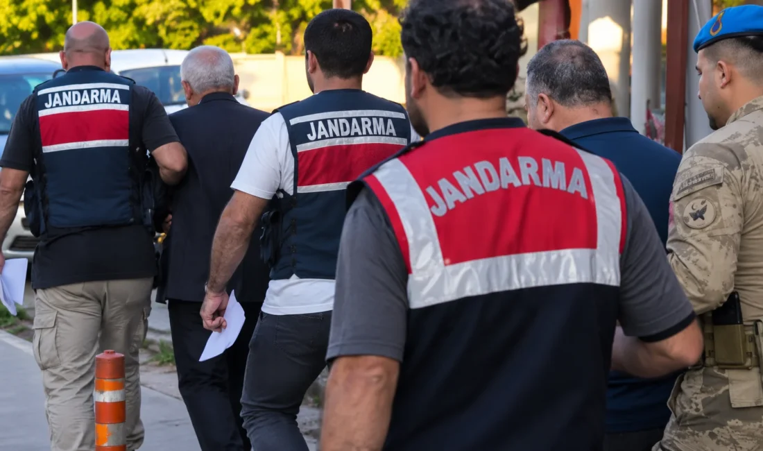 İzmir'de jandarma ve MİT koordinesinde düzenlenen operasyonda, FETÖ'nün güncel yapılanmasında
