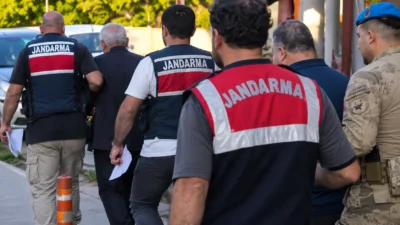 İzmir'de jandarma ve MİT koordinesinde düzenlenen operasyonda, FETÖ'nün güncel yapılanmasında