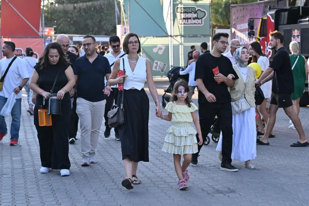 İzmir’de fuar coşkusu başladı: İEF’de kültür, sanat ve eğlence bir arada