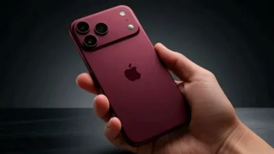 Yeni iPhone modellerinin piyasaya sürülmesinin ardından bazı teknoloji mağazalarında tüketicilere