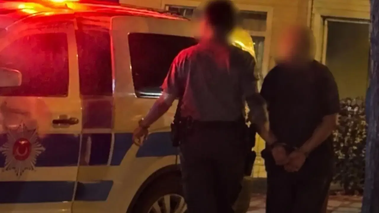 İş adamı otel odasında iki çocukla yakalandı