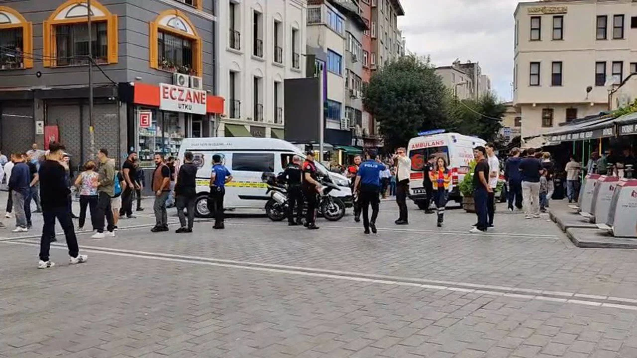 İstanbul Fatih’teki bir döviz bürosunda iş yeri sahibi ile müşteri