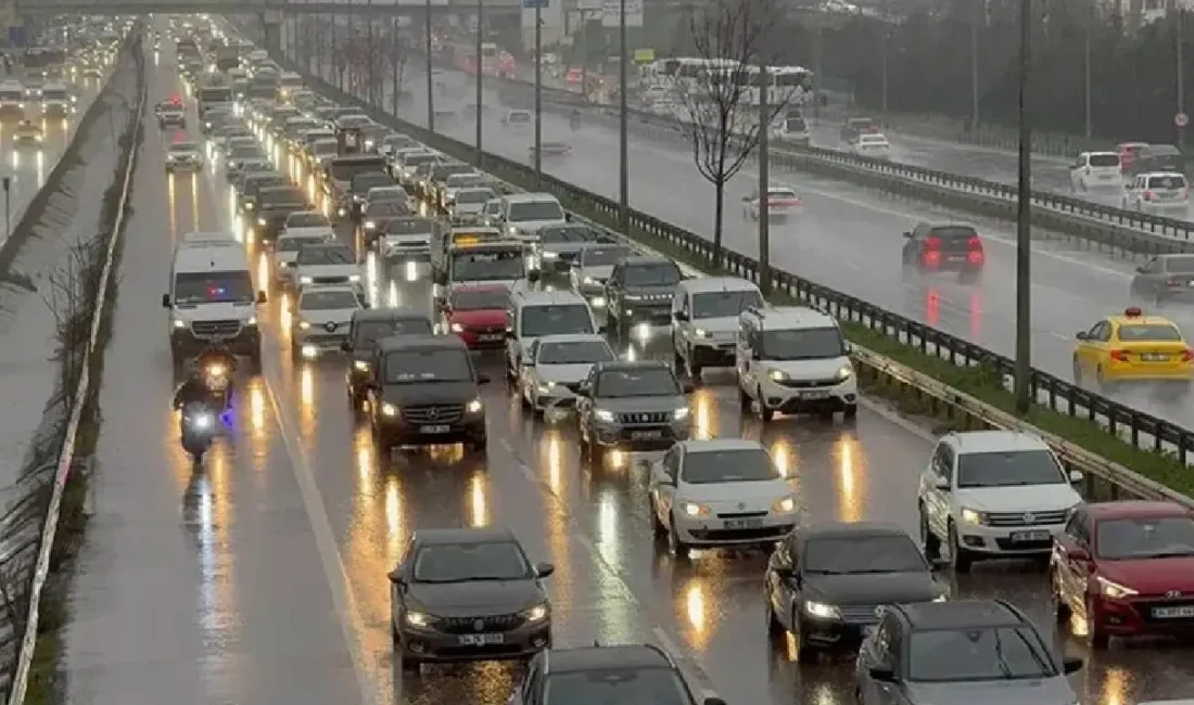 Haftanın üçüncü iş gününde İstanbul'da etkili olan yağış, kentin ana