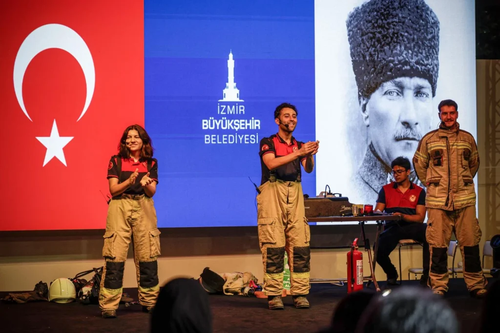 İtfaiyeciler bu kez sahneye çıktı: Çocuklara yangın ve deprem eğitimi 3 İtfaiyeciler bu kez sahneye çıktı: Çocuklara yangın ve deprem eğitimi