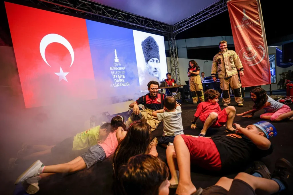 İtfaiyeciler bu kez sahneye çıktı: Çocuklara yangın ve deprem eğitimi 4 İtfaiyeciler bu kez sahneye çıktı: Çocuklara yangın ve deprem eğitimi