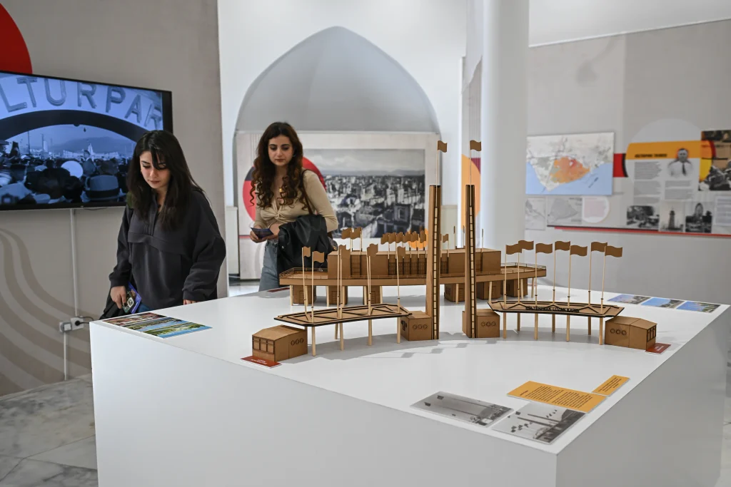 İZKİTAP ziyaretçileri Kültürpark’taki sergileri keşfetti