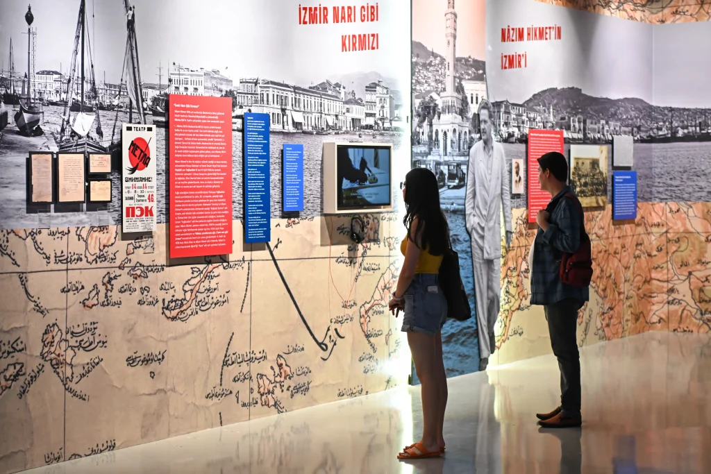 İZKİTAP ziyaretçileri Kültürpark’taki sergileri keşfetti