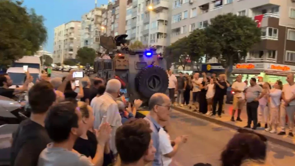 İzmir’de bankada rehin krizi: Güvenlik görevlisinin silahıyla 5 çalışanı alıkoydu 1 İzmir’de bankada rehin krizi: Güvenlik görevlisinin silahıyla 5 çalışanı alıkoydu