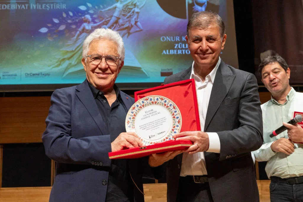İzmir, edebiyatın iyileştiren gücünde buluştu: 10. Uluslararası Edebiyat Festivali büyüledi!
