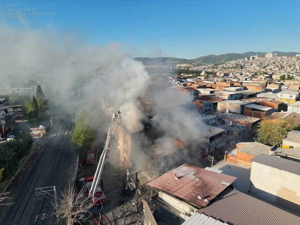 İzmir İtfaiyesi’nden hayat kurtaran müdahale: Alevlerin ortasında can pazarı! 5 İzmir İtfaiyesi’nden hayat kurtaran müdahale: Alevlerin ortasında can pazarı!