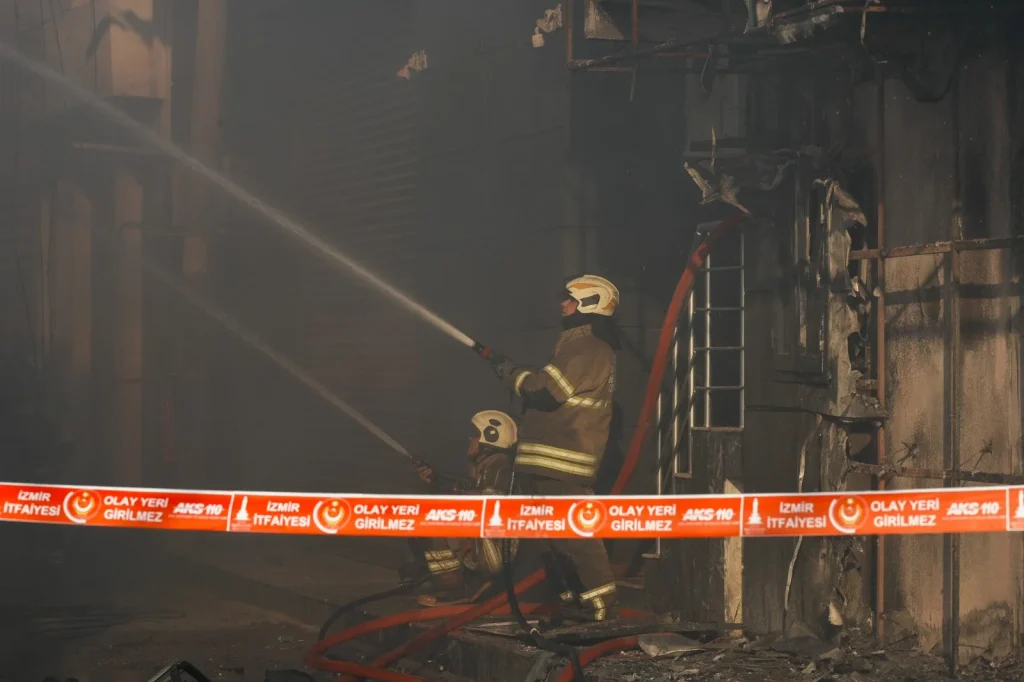 İzmir İtfaiyesi’nden hayat kurtaran müdahale: Alevlerin ortasında can pazarı! 1 İzmir İtfaiyesi’nden hayat kurtaran müdahale: Alevlerin ortasında can pazarı!