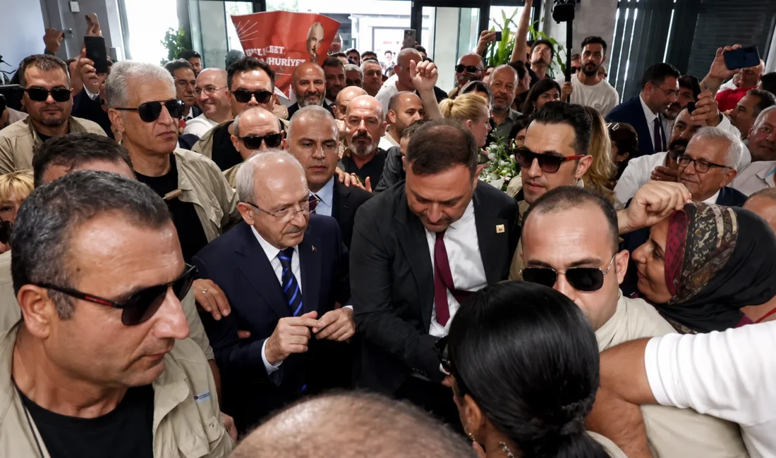 CHP Lideri Kemal Kılıçdaroğlu'nun İzmir temasları sırasında il binasına girişi