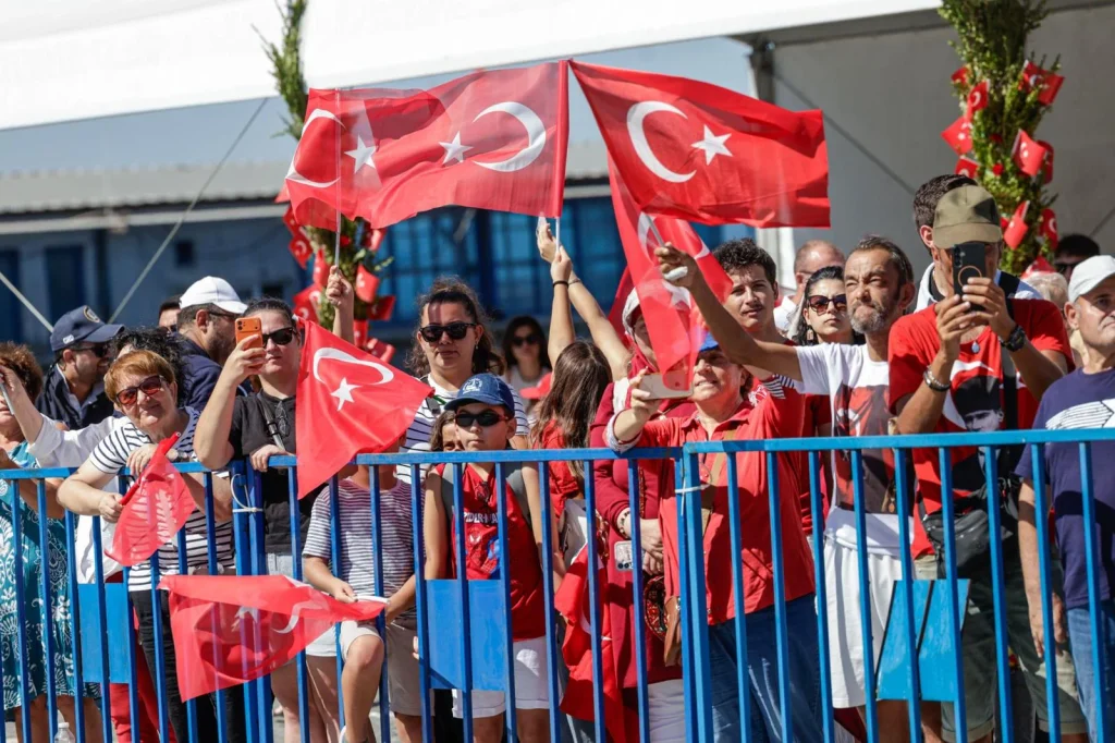 İzmir emanetini yere düşürmedi: 104 yıl önce de buradaydık, yarın da olacağız!