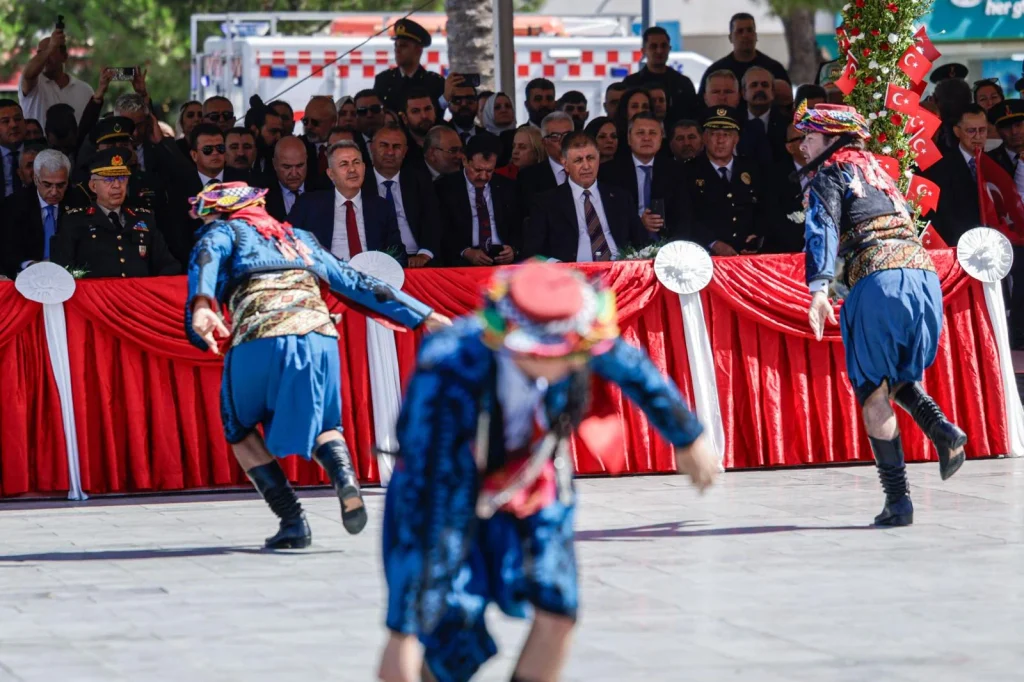 İzmir emanetini yere düşürmedi: 104 yıl önce de buradaydık, yarın da olacağız!