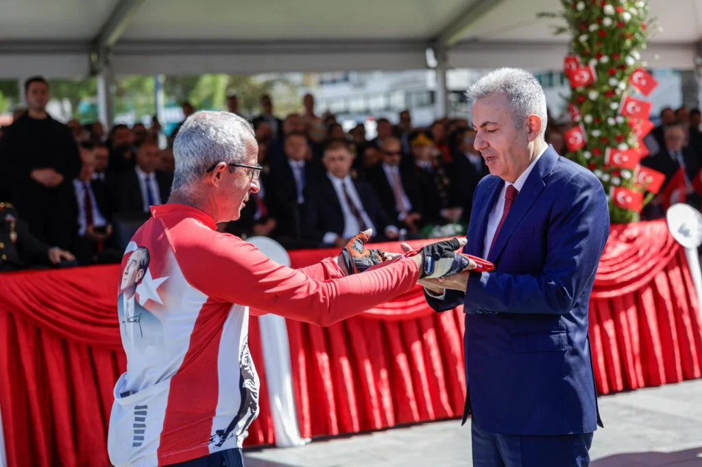 İzmir emanetini yere düşürmedi: 104 yıl önce de buradaydık, yarın da olacağız!