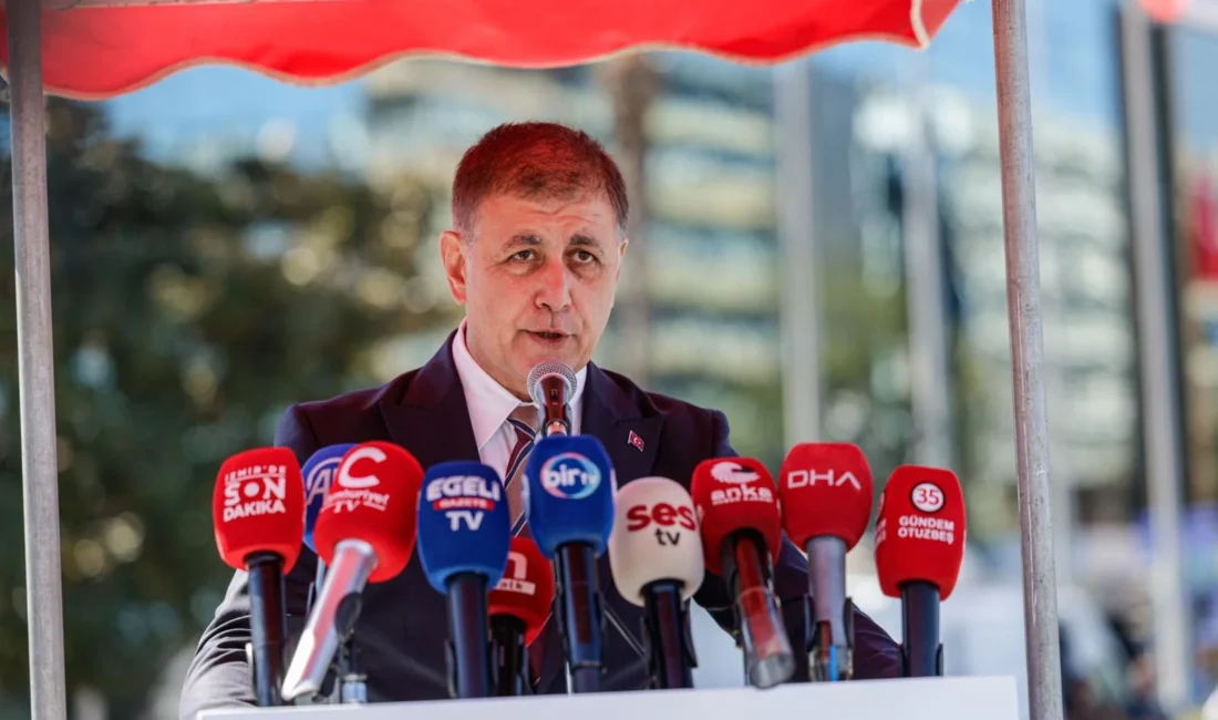 İzmir’in kurtuluşunun 104’üncü yıl dönümü kutlamaları kapsamında Cumhuriyet Meydanı’ndaki törende
