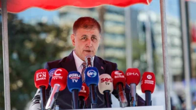 İzmir’in kurtuluşunun 104’üncü yıl dönümü kutlamaları kapsamında Cumhuriyet Meydanı’ndaki törende